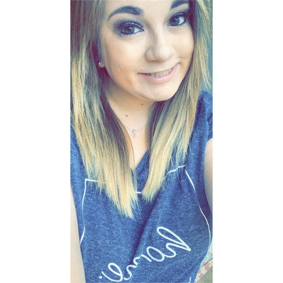 Meet your Posher, Brooke ilene-Posh Ambassador 💕 - Picture 5 of 5